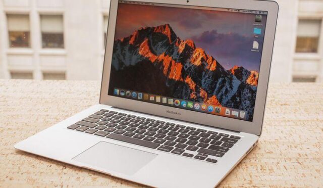 Uçaktan Düşen MacBook Air Hala Çalışıyor